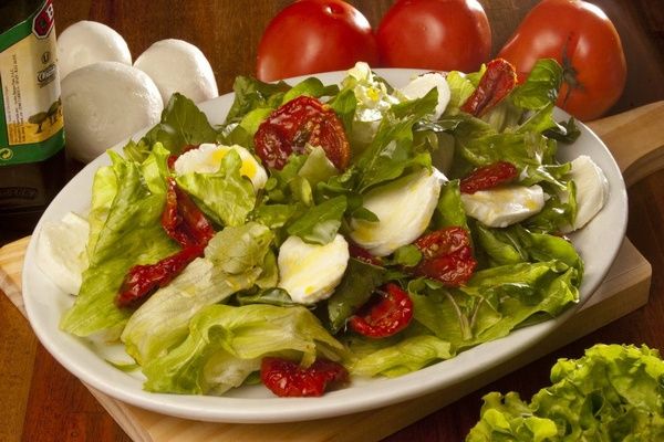Ingredientes da Receita de Salada com Tomate Quente Manjericão e Queijo