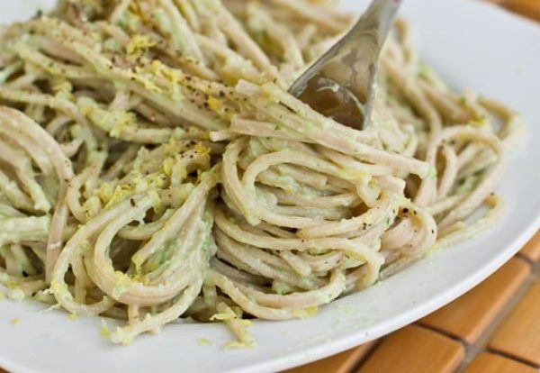 Receita de Macarrão com Molho de Abacate e Manjericão