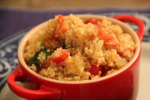 Risoto de quinoa com tomate e queijo