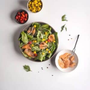 Salada de Couve Kale Manga e Salmão