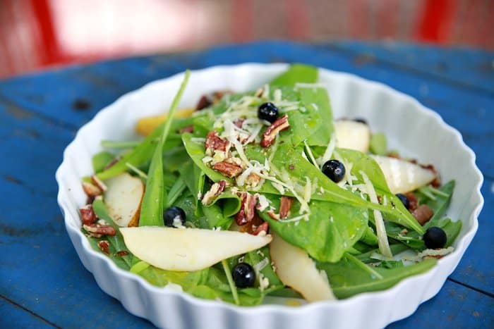 Receita de Salada Jamie Oliver com Rúcula, Agrião, Pera, Noz e Parmesão