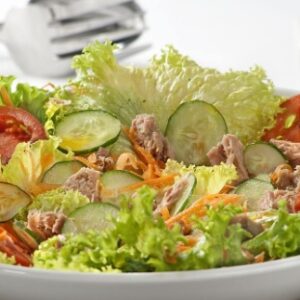 Salada de Alface com Atum e Molho Rosé