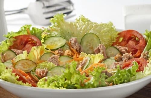 Salada de Alface com Atum e Molho Rosé
