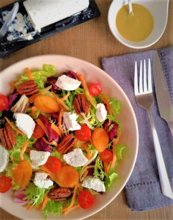 Salada de Alface com Queijo e Frutas Secas
