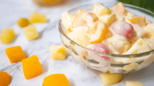 Receita de Salada de frutas com creme de limão vegano